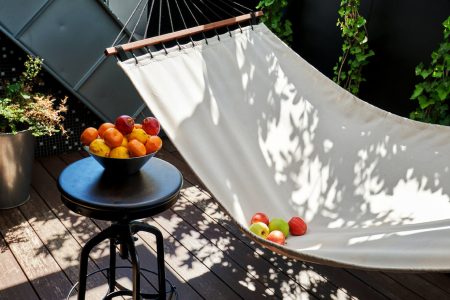Consigli utili e pratici per arredare un balcone stretto e lungo