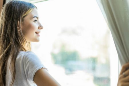 proteggere la casa dal caldo-ragazza alla finestra
