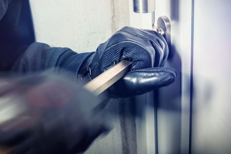 Come evitare i ladri in casa mentre siamo in vacanza
