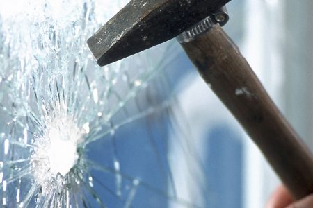 Le caratteristiche di un vetro antisfondamento
