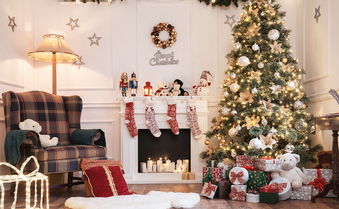 Atmosfera natalizia in una casa piccola