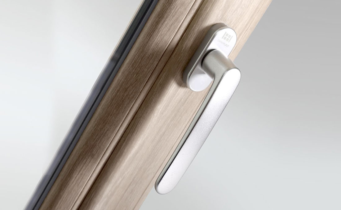 Close up maniglia di finestra in PVC effetto legno di Oknoplast