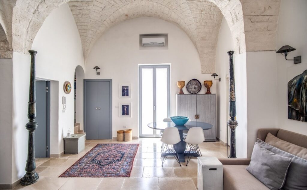 living di una casa dal sapore antico con finestre in PVC Prolux Evolution 