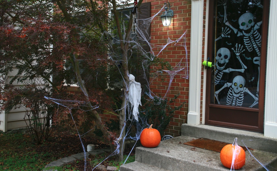 Ingresso di casa allestito in stile Halloween