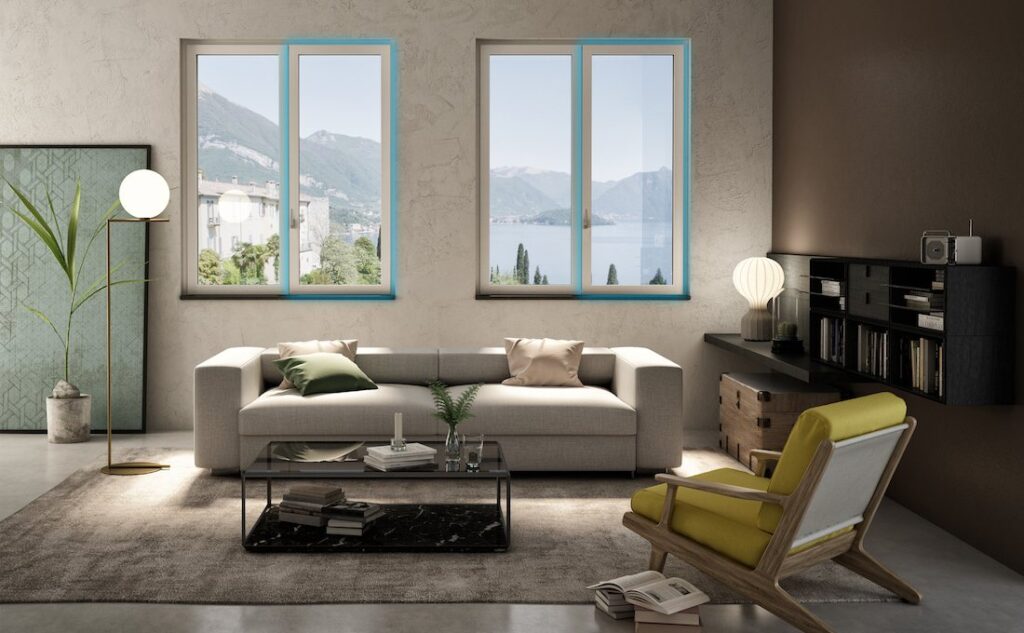 Salotto con finestre in PVC Squareline di Oknoplast dotate di sistema di microventilazione perimetrale windAIR