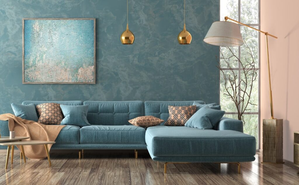 Soggiorno in stile art dèco con divano turchese e dettagli oro