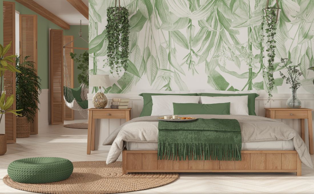camera-letto-matrimoniale-piante-interni-carta-da-parati-con-foglie-arredamento-legno-tappeto