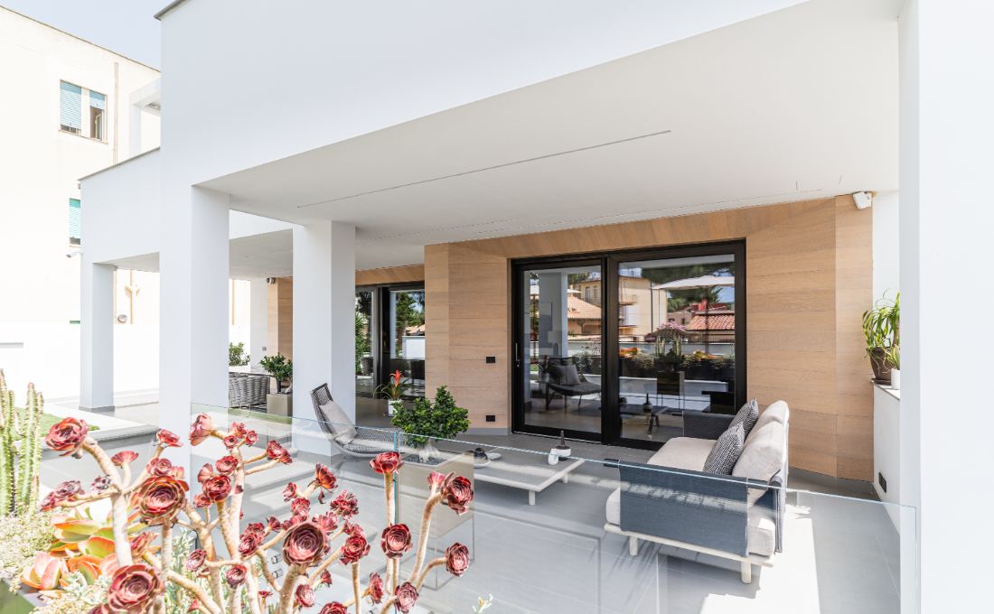 villa-arredamento-outdoor-finestre-oknoplast-grigio-divano-esterni