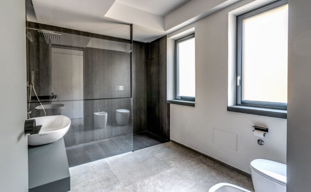 Bagno bianco e nero con finestre Prolux Vitro di Oknoplast