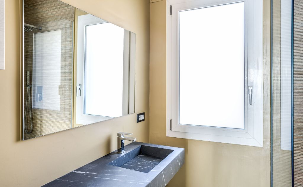 zona bagno in una villa contemporanea a Palermo ristrutturata con infissi Oknoplast