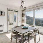 zona cucina in una villa contemporanea a Palermo ristrutturata con infissi Oknoplast