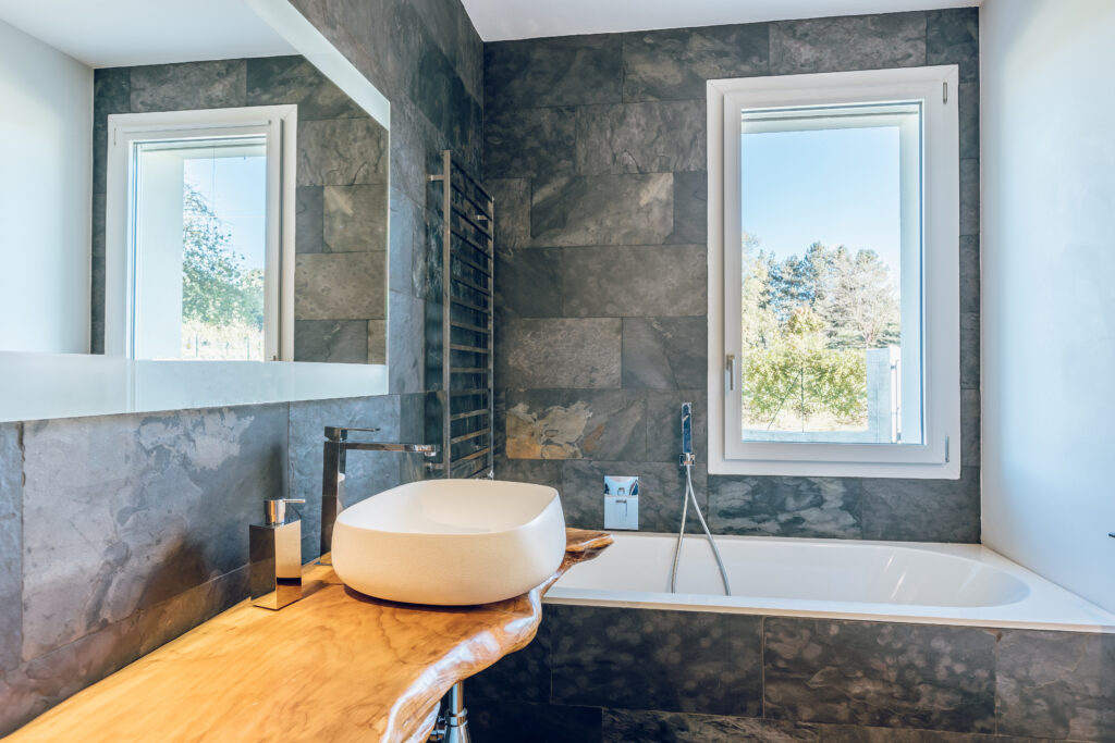 Dettaglio di bagno moderno con infisso Oknoplast e materiali eleganti