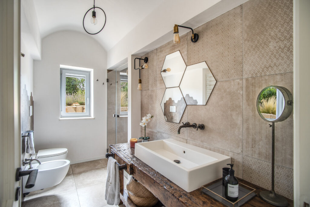Bagno di lusso con finestra Oknoplast che valorizza la luce naturale