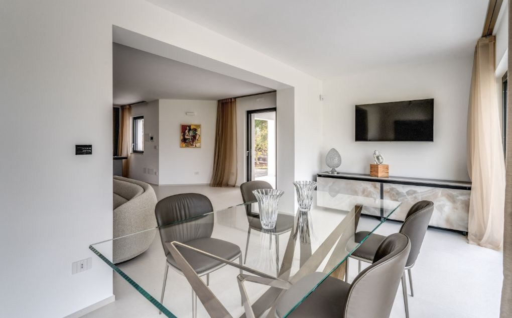 Zona pranzo luminosa con infissi Oknoplast