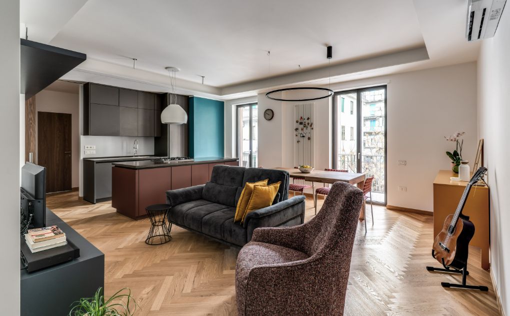 La zona living al centro del progetto di ristrutturazione di questo elegante appartamento a Salerno in cui sono stati installati gli infissi in alluminio Futural OC di Oknoplast
