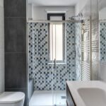 Anche per il bagno sono state selezionate le finestre in alluminio Futural OC di Oknoplast