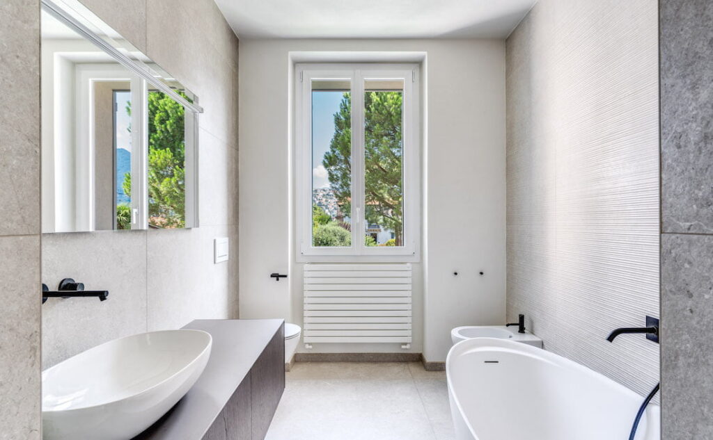 Bagno con finestra in PVC Prolux Evolution di Oknoplast