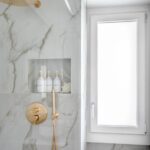 Anche per il bagno è stata scelta la finestra Prolux Evolution di Oknoplast con vetro satinato per garantire la massima privacy