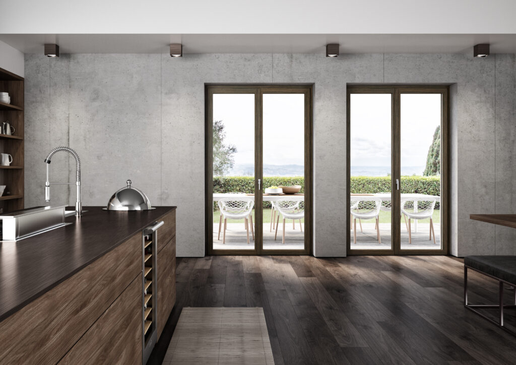 Porte finestre Prolux Evolution di Oknoplast con rivestimento effetto legno della linea ecoNATURA che si abbina perfettamente alle cucine dallo stile più classico