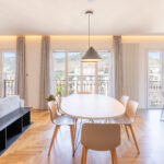 La zona living è arredata in stile minimalista e inondata di luce grazie alle tre ampie porte-finestre Prolux Evolution di Oknoplast