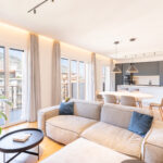 I colori chiari e delicati sono interrotti qua e là da alcuni elementi d’arredo della palette grigio-beige che conferiscono all’ambiente un tocco moderno e leggermente urban