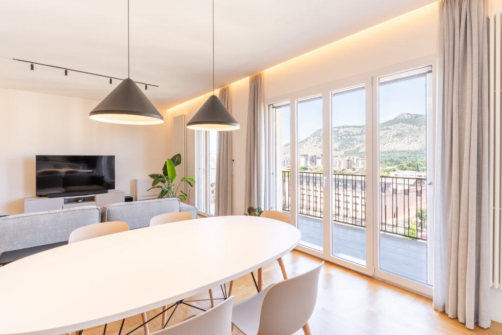 Uno dei focus principali della zona living è sicuramente la grande porta-finestra Prolux Evolution a quattro ante che regala una vista nitida e ampia verso l’esterno e il massimo della luminosità