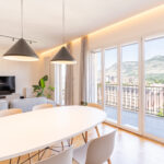 Uno dei focus principali della zona living è sicuramente la grande porta-finestra Prolux Evolution a quattro ante che regala una vista nitida e ampia verso l’esterno e il massimo della luminosità