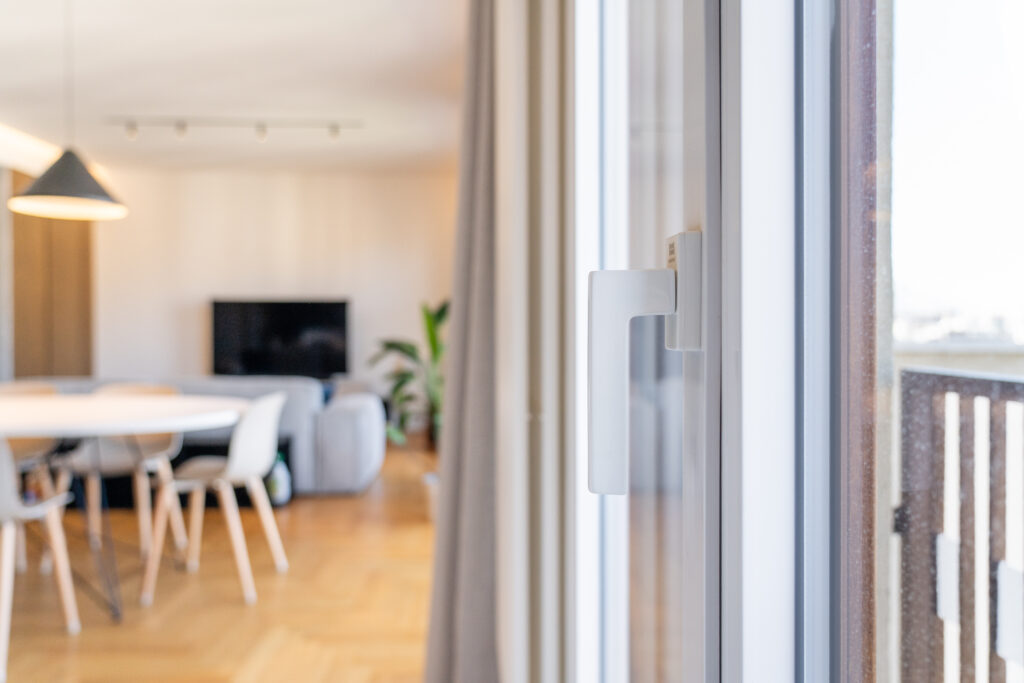 La maniglia dal design squadrato e in posizione perfettamente centrale rispetto all’infisso esalta al massimo la simmetria di Prolux Evolution