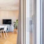 La maniglia dal design squadrato e in posizione perfettamente centrale rispetto all’infisso esalta al massimo la simmetria di Prolux Evolution