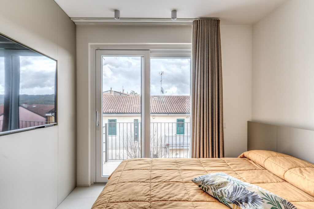 HST Motion di Oknoplast in camera da letto