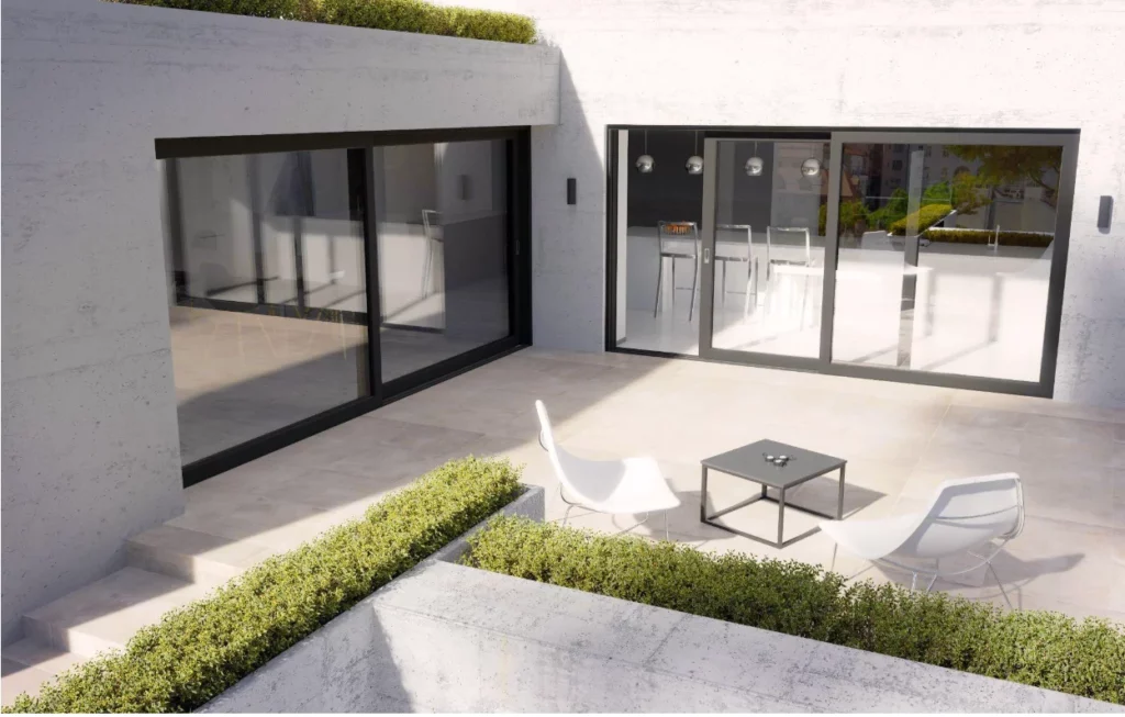 Terrazza moderna con poltrone bianche e tavolino.