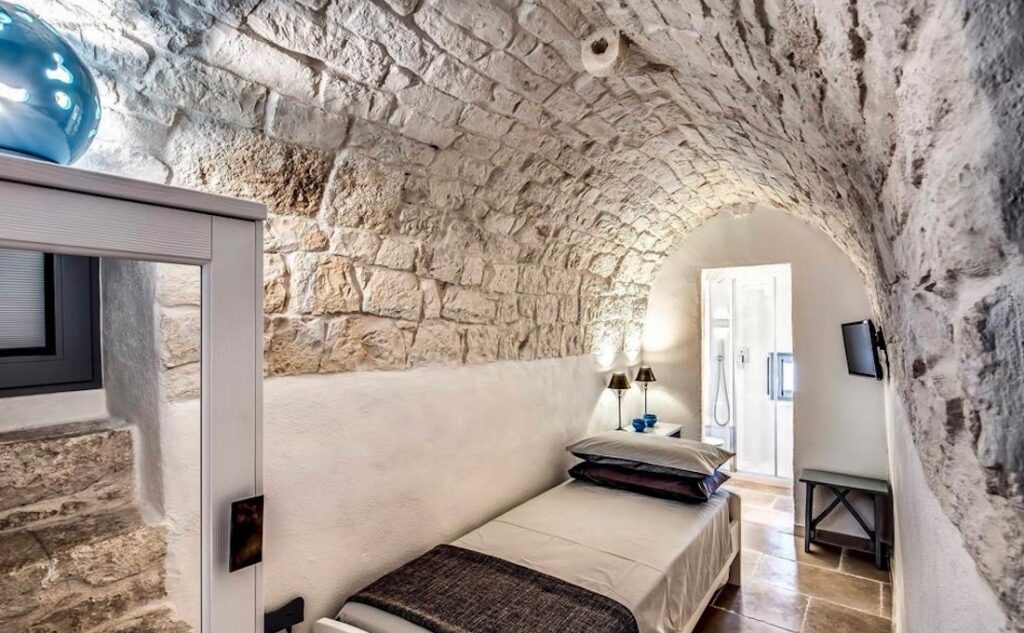 Camera da letto ristrutturata nel centro storico di Ostuni