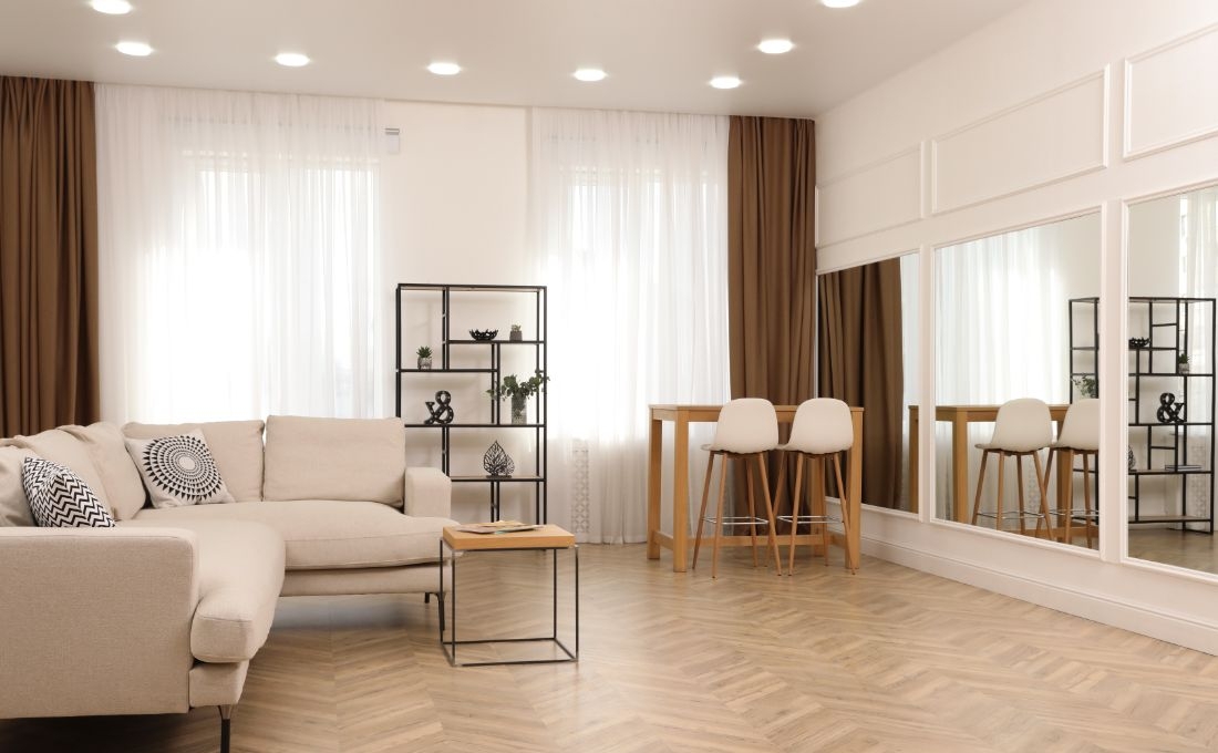 pavimento-linoleum-effetto-legno-divano-color-sabbia-salotto-ampio-luminoso