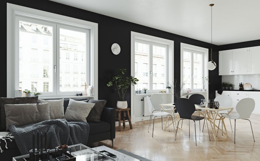 finestre-oknoplast- prismatic-salotto-pavimento-gres-porcellanato-effetto-legno-divano-nero-cuscini-grigi-arredamento-deciso
