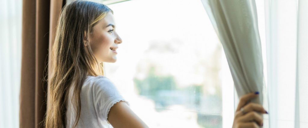 proteggere la casa dal caldo-ragazza alla finestra