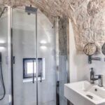 Bagno ristrutturato con finestra Oknoplast