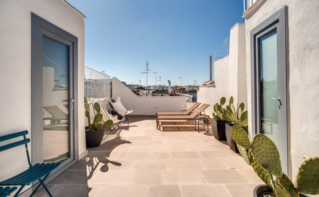 Terrazza in palazzo storico di Ostuni con porte finestre Oknoplast