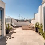 Terrazza in palazzo storico di Ostuni con porte finestre Oknoplast