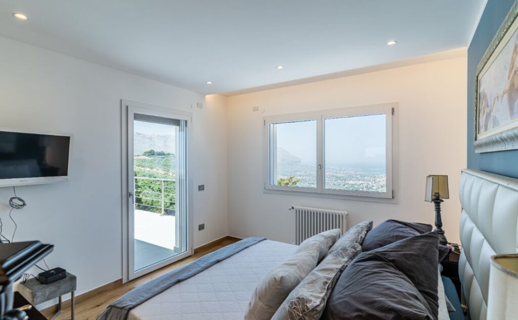 Camera da letto con finestra e porta finestra Prolux Evolution di Oknoplast