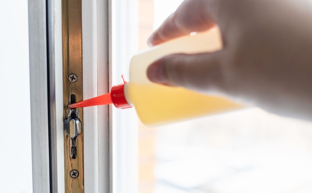 Come isolare una finestra dal freddo: lubrificare la ferramenta