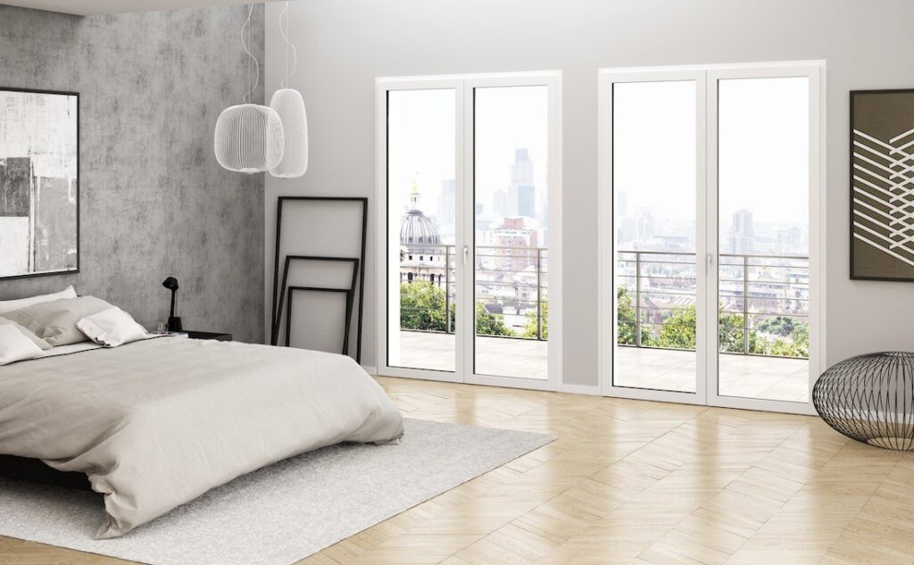 Camera da letto con porte finestre in PVC Squareline di Oknoplast