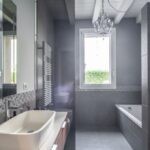 Bagno con la finestra Squareline di Oknoplast