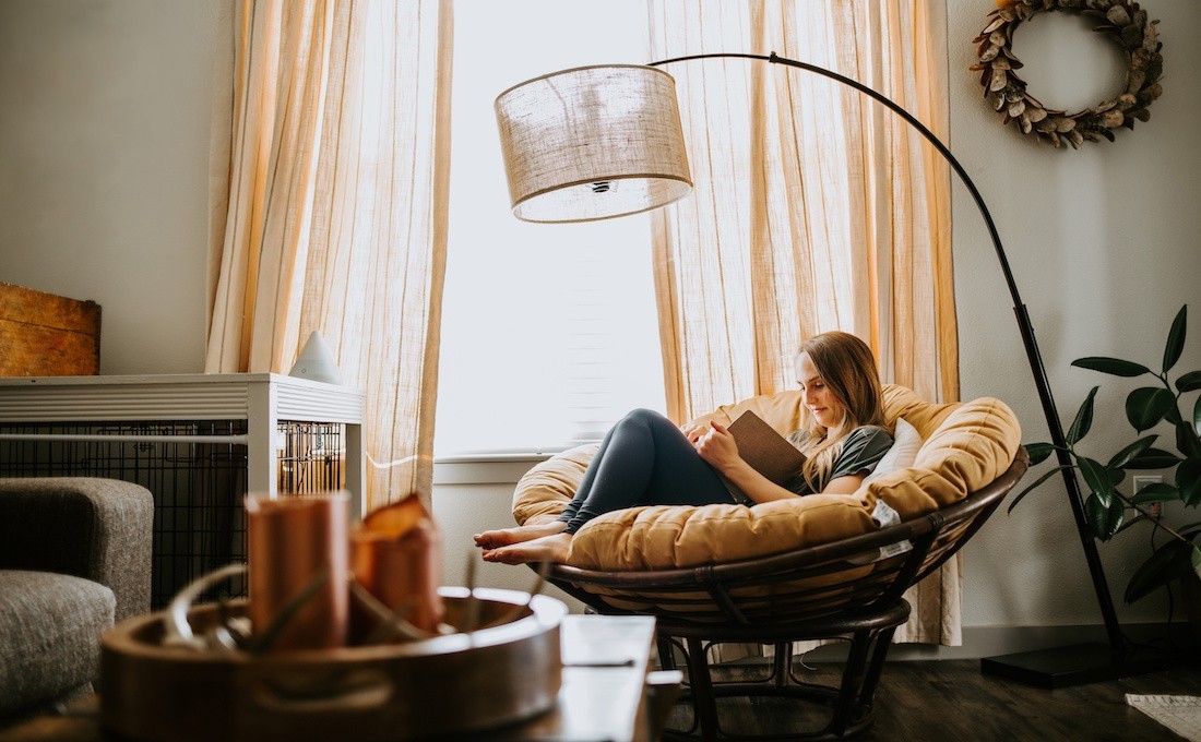 ragazza-leggere-poltrona-relax