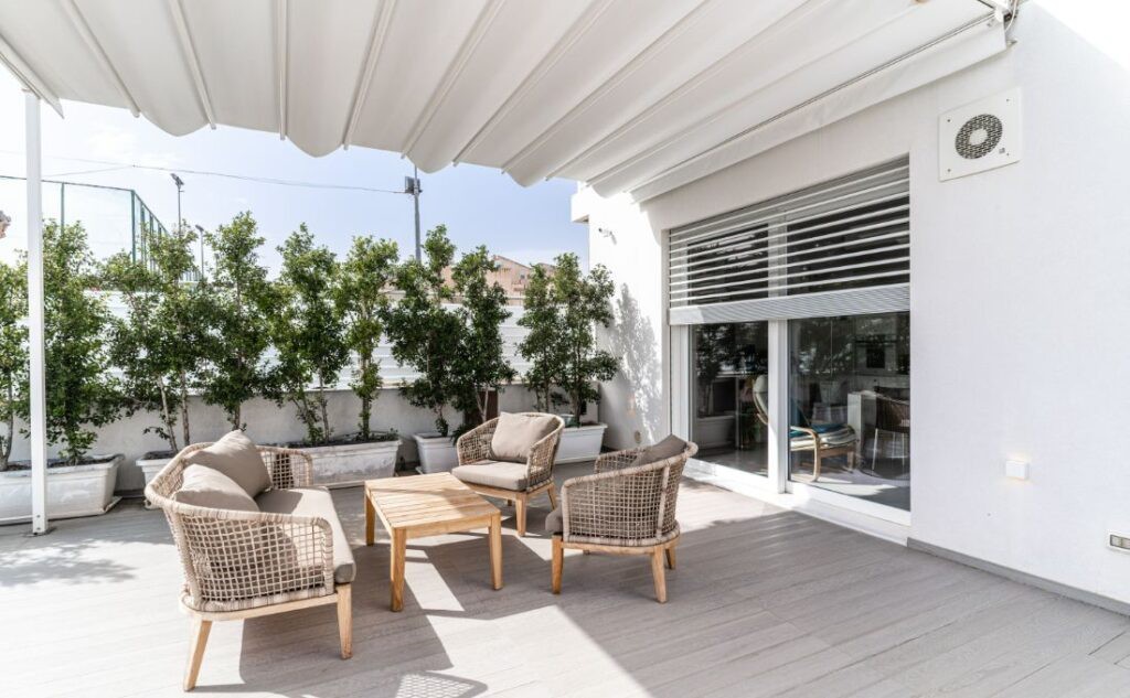Zona outdoor della villa con infissi HST Premium di Oknoplast