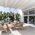 Zona outdoor della villa con infissi HST Premium di Oknoplast
