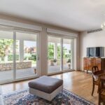 Scorrevoli HST Premium di Oknoplast visti dalla zona soggiorno