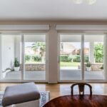 In primo piano gli infissi HST Premium di Oknoplast visti dall'interno