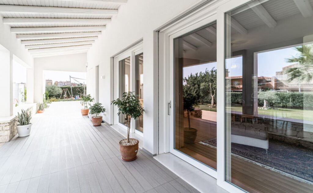 La visuale sugli infissi HST Premium di Oknoplast visti dal terrazzo