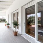 La visuale sugli infissi HST Premium di Oknoplast visti dal terrazzo
