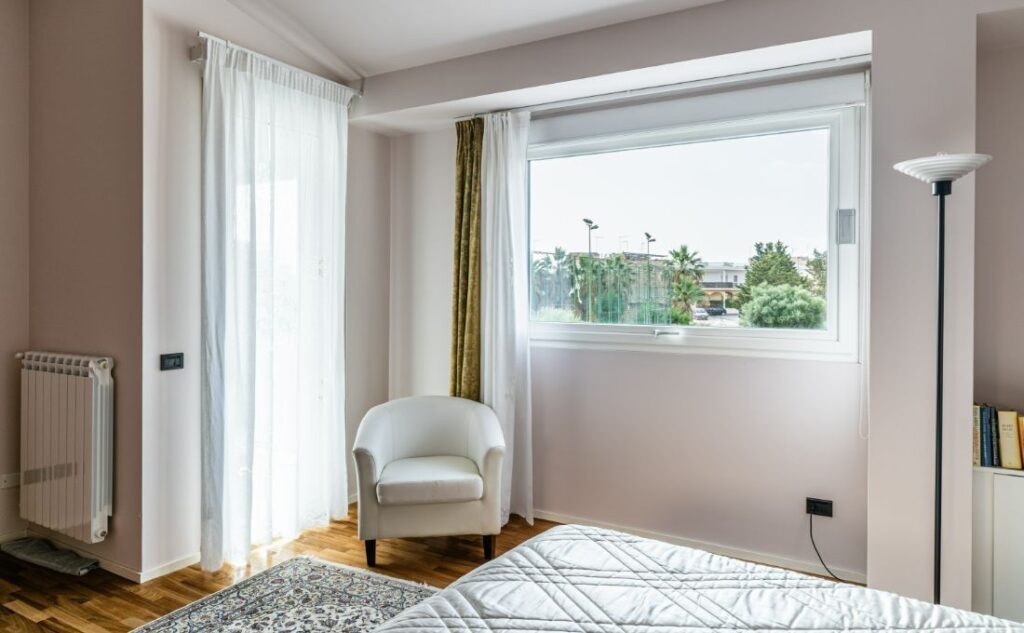 Finestra a bilico di Oknoplast vista dalla camera da letto